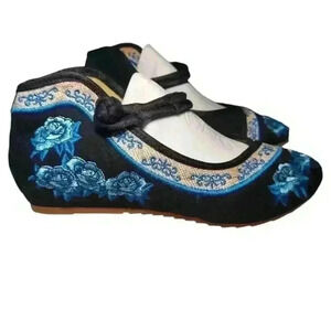Old Beijing Embroidered Floral Mary Jane Style Shoe